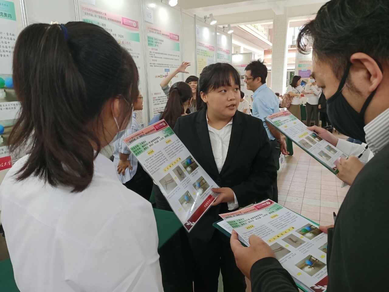 本系學生劉育汝、蔡欣欣、林彣諭、么佳琪、沈美均、蕭森遠參加中華醫事科大舉辦的2020全國性華醫創客松大賽之創意專題競賽，獲得「佳作獎」。指導老師林政翰、黃傑康。