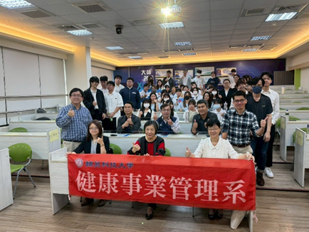 大專組比賽前的大合照圖片